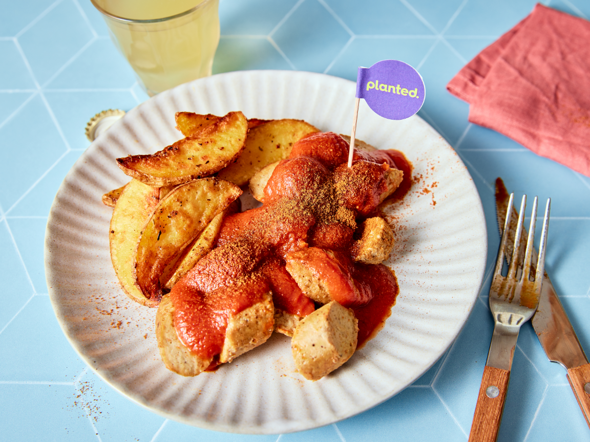 Piacere sostenibile su rotaie: Deutsche Bahn introduce il currywurst con il planted.bratwurst